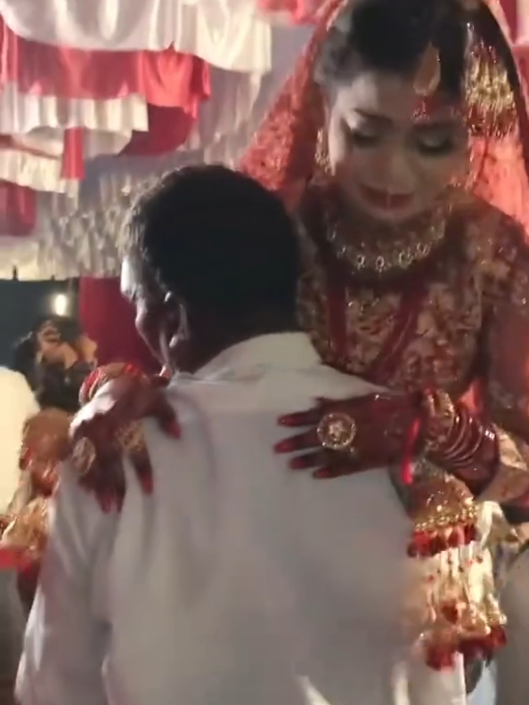 aaah gurbatbteri behan ko yaaahan tu mil sahi #creatorsearchinsights #unfreezemyacount #foryoupage #memer838 #viralvideos 