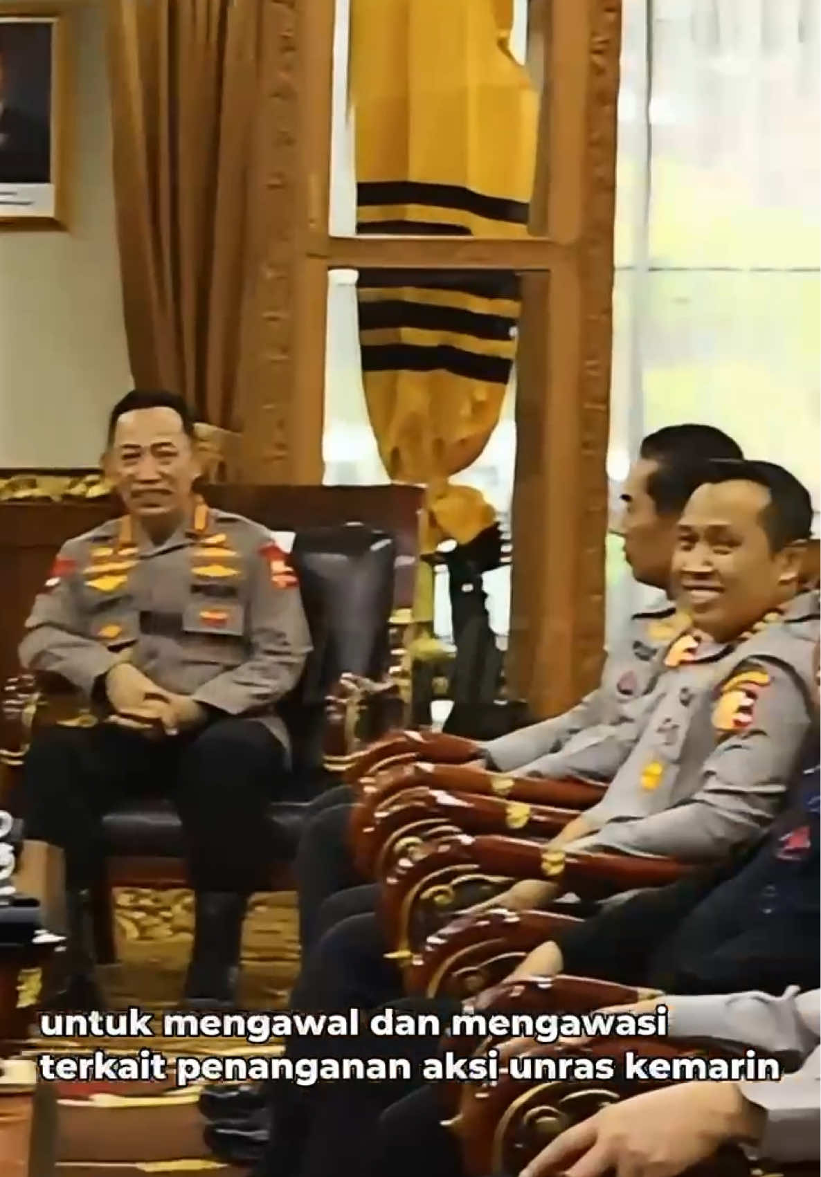 Kapolri Jenderal Polisi Drs. Listyo Sigit Prabowo, M.Si., menerima audiensi dari Menteri HAM RI Natalius Pigai, di Mabes Polri, Jakarta, pada Rabu (3/9). Pertemuan ini bertujuan untuk membahas beberapa langkah strategis terkait penanganan dan pemulihan pasca unjuk rasa yang berlangsung beberapa waktu lalu. Dalam kesempatan tersebut, Kapolri dan Menteri HAM menegaskan komitmen negara terhadap penghormatan hak asasi manusia dan supremasi hukum, dengan Polri berpedoman pada International Covenant on Civil and Political Rights (ICCPR) dalam setiap langkah pengamanan aksi unjuk rasa. Menteri HAM juga mengungkapkan bahwa Kementerian HAM telah membentuk Tim Monitor Khusus Perlindungan HAM untuk mengawasi penanganan aksi unras tersebut. Tim ini bertugas mengawal proses pengamanan yang dilakukan oleh aparat agar tetap mengedepankan prinsip-prinsip hak asasi manusia dan menjaga ruang demokrasi terbuka dengan menghormati martabat setiap individu. Sinergi antara Polri dan Kementerian HAM diharapkan dapat memperkuat penegakan hukum yang adil dan transparan dalam menjaga ketertiban sosial di tengah masyarakat.