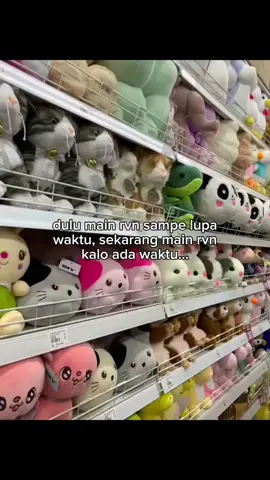 jadi keinget dulu suka bngt ngabisin 5 spilit bandlab dalammmm 1 hariii itu pun kurang, tapi sekarang mah boro boro ngabisinnn cover kalo lagi niat plus lagi ada waktu, skrng malah kaloo mau cv kadang 1 minggu cmn 2 kali doang ga kaya dulu suka bngt nge cv lagu 1 hari bisa sampe 5 lagu di cv, and kgn berkomunikasi sama temen temen rvn, jadi keinget dulu suka bngt berkomunikasi lewattt chat sama temen rvn sampe lupa waktu, ketawa ketiwi karena topik pembahasan nyaa tapi sekrng udh sibuk masing masing yapp, I miss the era where those eras still exist😓🫰🏻 #4u #fyp #xcyzba #moots? #rvn 