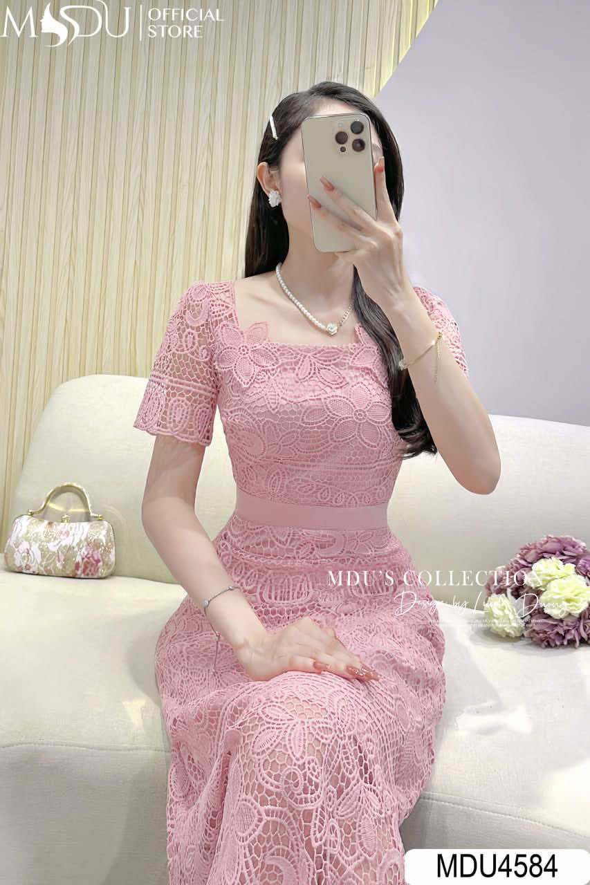MDU4584 - chinh phục ánh nhìn với sắc hồng pastel ngọt ngào, kết hợp ren nổi hoa bản lớn tạo nên tổng thể nữ tính đầy thanh thoát. Dáng váy ôm nhẹ theo đường cong, tôn lên vẻ duyên dáng mà vẫn thoải mái nhờ lớp lót mềm mại. #đầmthiếtkế #MDU #váythiếtkế #ypfッ #videoviral 