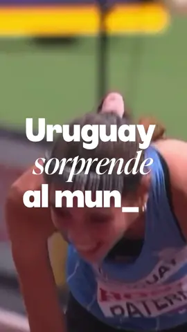 🥉🇺🇾 ¡Histórico para Uruguay! Julia Paternain sorprendió al mundo y se llevó el bronce en la maratón del Mundial de Tokio. 📍 Nació en México, creció en Inglaterra y desde este año corre oficialmente bajo la bandera celeste. ⏱️ Con un tiempo de 2h 27m 23s, se metió en el podio contra todo pronóstico. 🔥 Sus objetivos eran terminar, entrar al top 30 o, en el mejor de los casos, estar entre las 8 mejores… pero terminó tercera del mundo. Una hazaña que marca un antes y un después en el atletismo uruguayo. ¿Te imaginabas a Uruguay en el podio de un Mundial de maratón? 🏃‍♀️🇺🇾 #Uruguay #Atletismo #JuliaPaternain