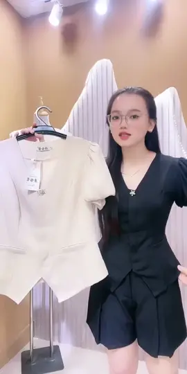 Set đồ nữ T82 có 2 màu be, đen cực sang. Tay bí phồng che bắp tay, lại thêm quần short tôn dáng lắm nha!