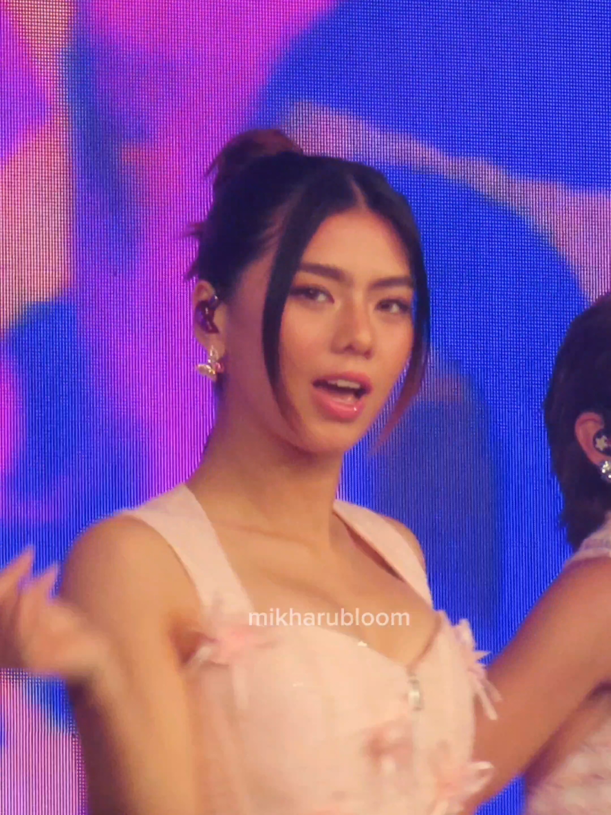 mikha karera 💓@MIKHA LIM. #GDayBINIFanMeet #GlobeXBINI #MIKHALIM #MIKHA 