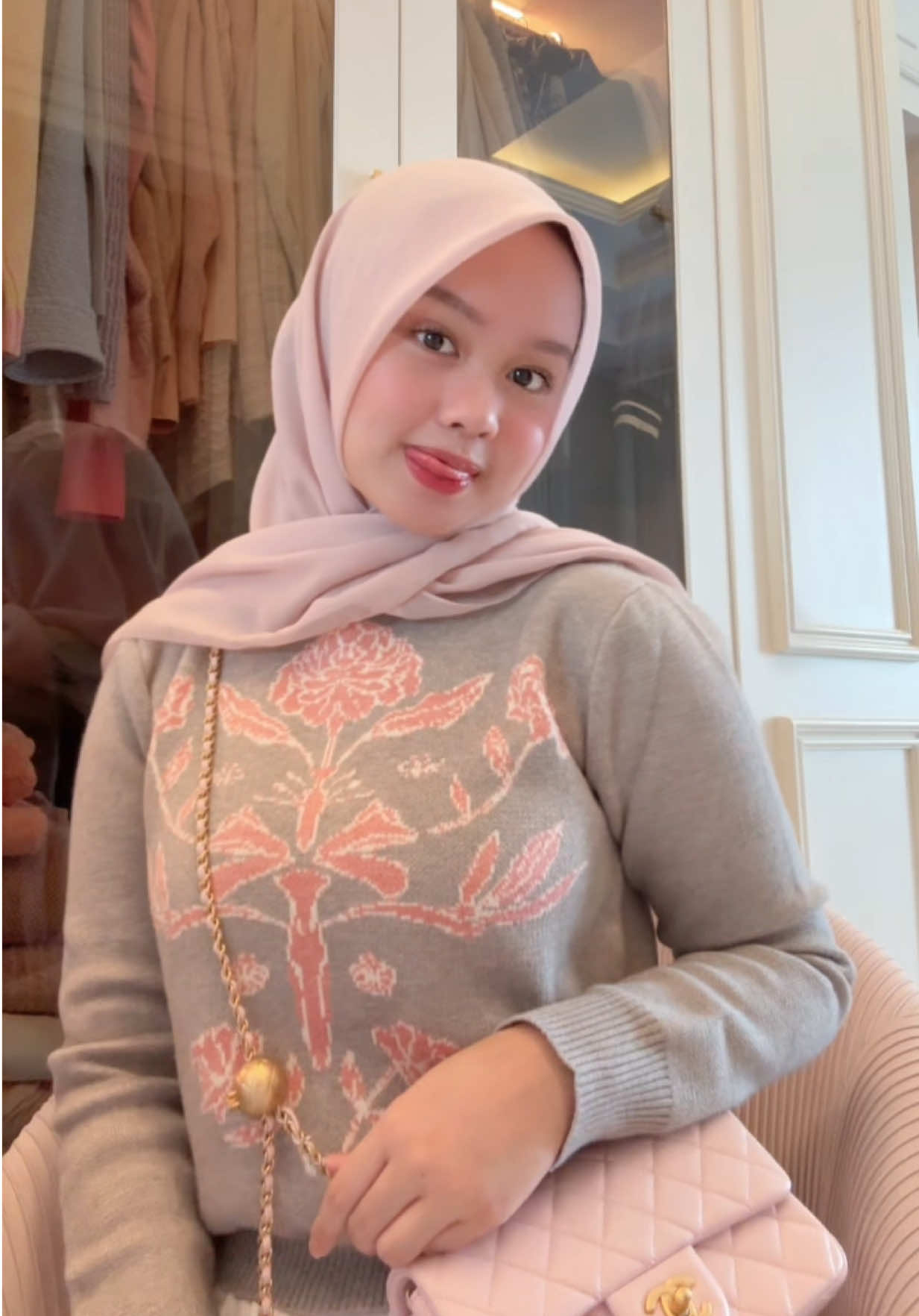 sweater nya dari @shikuthebrand yaw💗