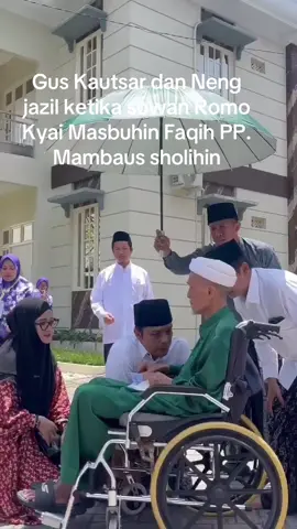 Gus Kautsar sebelum mengisi acara di PP. Mambaus Sholihin sowan kpd Si mbah Kyai Masbuhin Faqih… Mugi-mugi beliau berdua diberikan kesehatan dan dipanjangkan umurnya 🤲🏻🤲🏻🤲🏻 