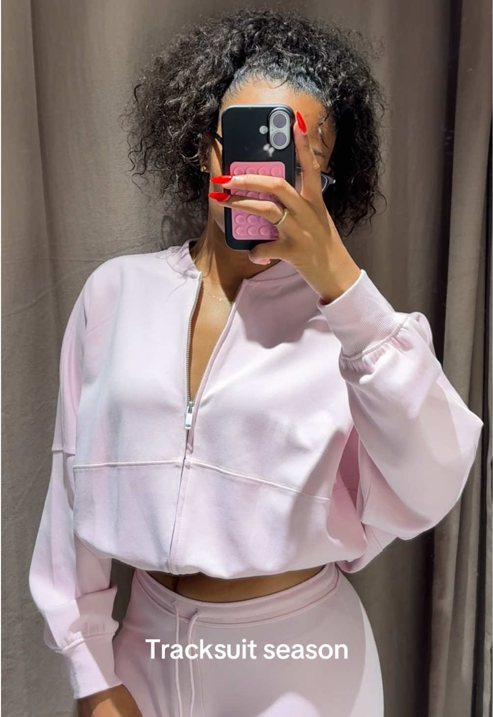 Not usually a pink girlie but this tracksuit might have converted me 🩷 Let me know in the comments if you want the details for this matching set #tracksuitseason #matchingset #coordset #loungeset #zaranewin 