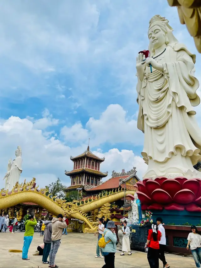 phong cảnh chùa🌈🌏 châu thới thật sự thanh tịnh mn nên một lần đi 🛵nhé 👏🏻👏🏻🐦‍⬛ mn lước qua xem hết nhe phong cảnh đẹp lắm ạ