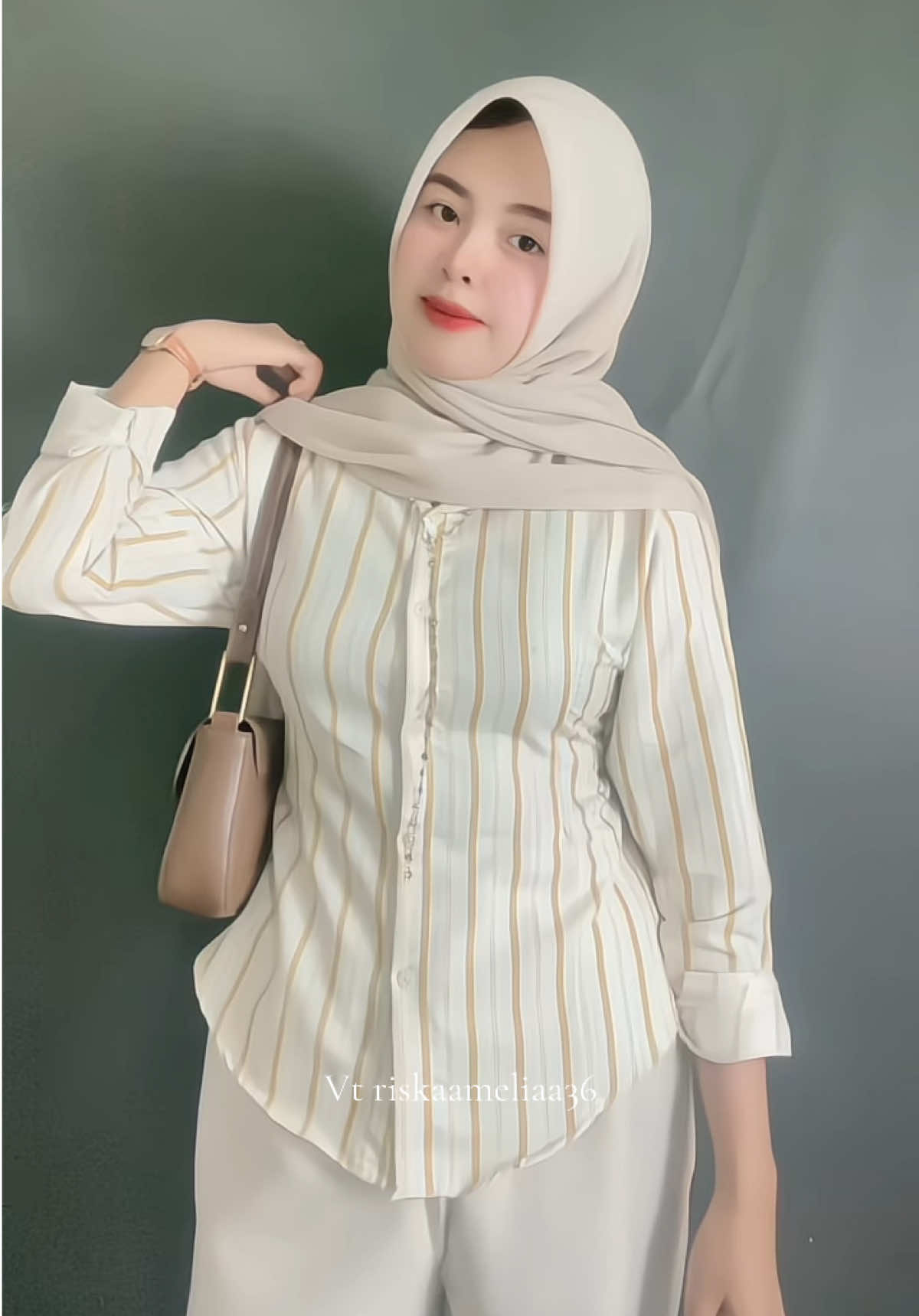 Edisi kemeja fit body seharga seblakkk under 30k tapi secantik ini 😍🫶🏻 #kemeja #fitbody #atasanwanita 