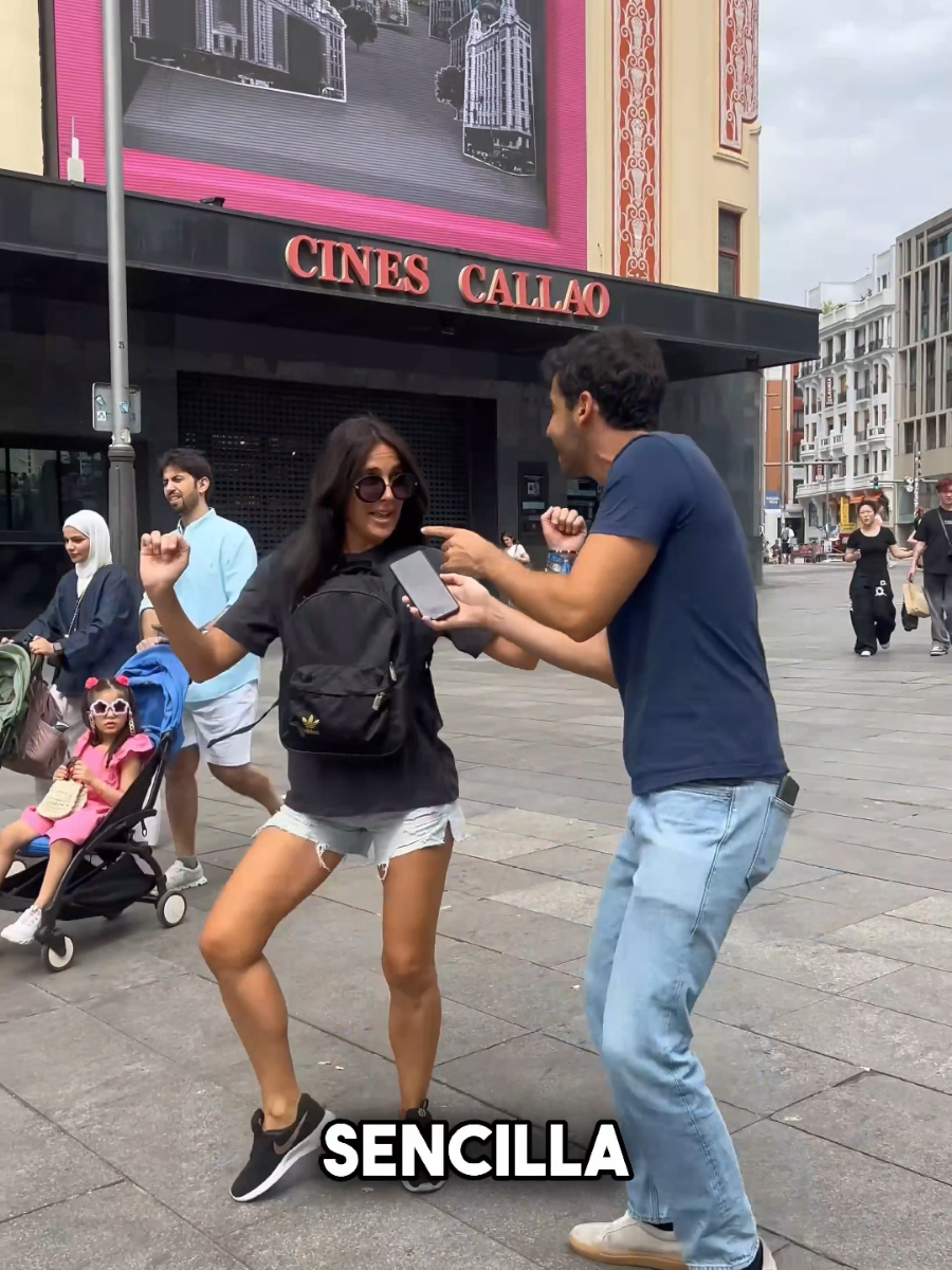 El pintalabios... Sigue la canción Antes muerta que sencilla. Cantando por la calle María Isabel #antesmuertaquesencilla #mariaisabel #loshoroscoposdedurango #cantandoporlacalle #queopinanporlacalle 