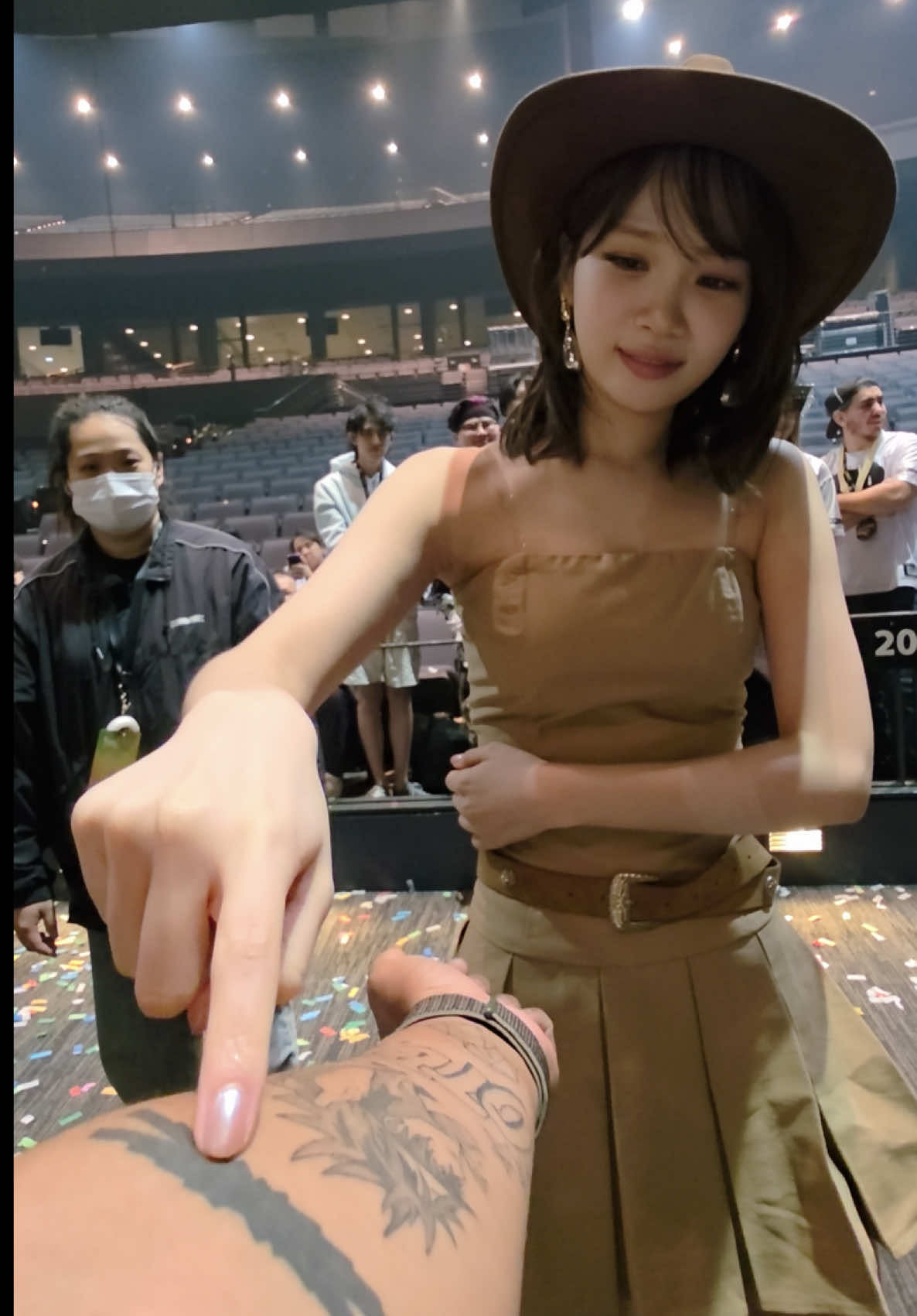 CHAEWON TOUCHED MY TATTOO pt. 2 @LE SSERAFIM  #lesserafim #chaewon #kimchaewon #kpopfyp #fyp 