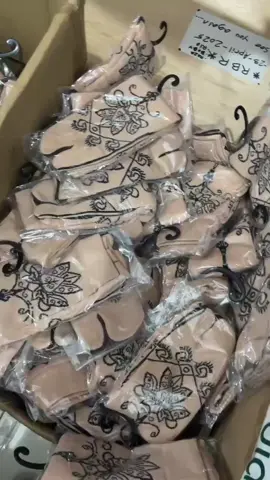 Tutup aurat sampai kaki, tetap cantik & anggun setiap hari. 🧦 Kaos Kaki Henna Muslimah ✔️ Motif henna elegan ✔️ Bahan adem & stretch ✔️ Cocok untuk daily wear atau acara spesial ✨ Tampil syari tanpa mengorbankan gaya ✨ 📩 Order sekarang, stok terbatas! #kaoskakihenna #kaoskakimuslimah #kaoskakijempol #fyp #kaoskakiwanita 