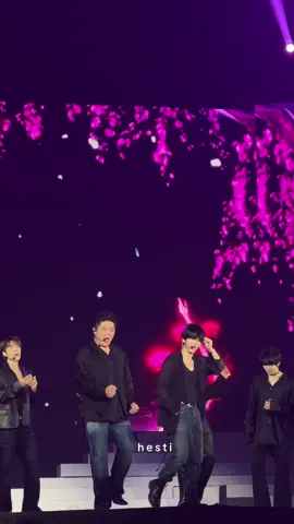 Gua udah puter ini berapa ratus kali dan tetep salting liat senyum donghae😩😩🤍 #superjunior #superjuniorinjakarta #supershowjakarta 