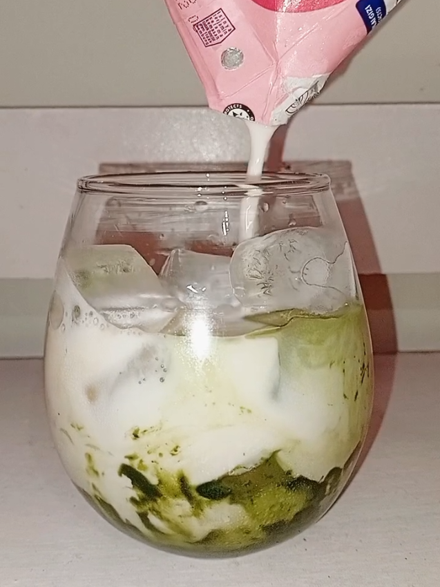 ultra milk strawberry+matcha= sempurna😍💗  kiw @susuultra.milk  #matcha #matchastrawberry #purematcha #fyp 