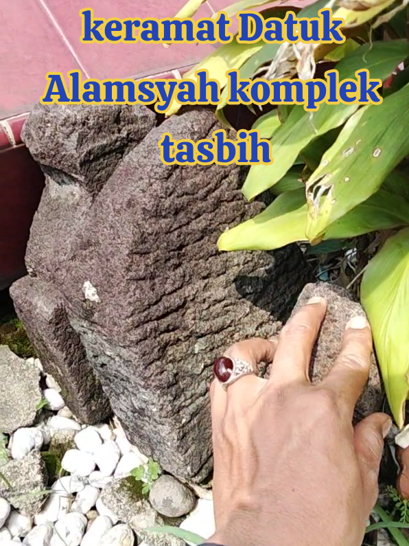 masyaallah misteri apa lagi ni...tim penyelidik gaib dan sejarah didatangkann ini.. menurut warga,beliau dahulu orang biasa yg hebat,hidup sebatang kara.setelah beliau meninggal.harta beliau dikuburkan bersama dalam kubur..cerita dari kakek penjaga kubur.. #nisanaceh #melayu #cagarbudaya #zamandulu #sejarahsumut #fyp #makamkeramat #ziarahwali #misteri #horor #jejaksejarah 