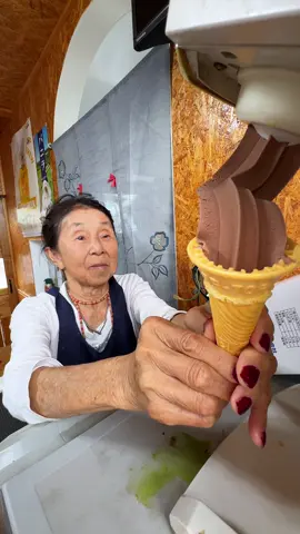アルバイトで働く84歳のマサコおばあちゃんが作ってくれる芸術的なソフトクリームを紹介します🍦 【しんちゃんの店】 ◎ソフトクリーム 350円 地元の方々が子供の頃から通う憩いの場所！ その時の運とタイミング次第で完成する芸術的なソフトクリームの形が違って楽しい！ この日はアイスが凍りすぎてめちゃくちゃ太くなってしまったらしいです🤣 最近はTV出演などで話題になってるから遠方からソフトクリームを食べに来てくれるお客さんが増えて嬉しいそうです☺️ 今回の動画はぜひ音ありで見てみてね！ ごちそうさまでした！！！ ——————————————————— 📍三重県四日市市大字塩浜4101-1  🚃塩浜駅徒歩5分 ⏰9:00-19:00 💤月曜 ——————————————————— #東京グルメ #japanesefood #tiktokfood 