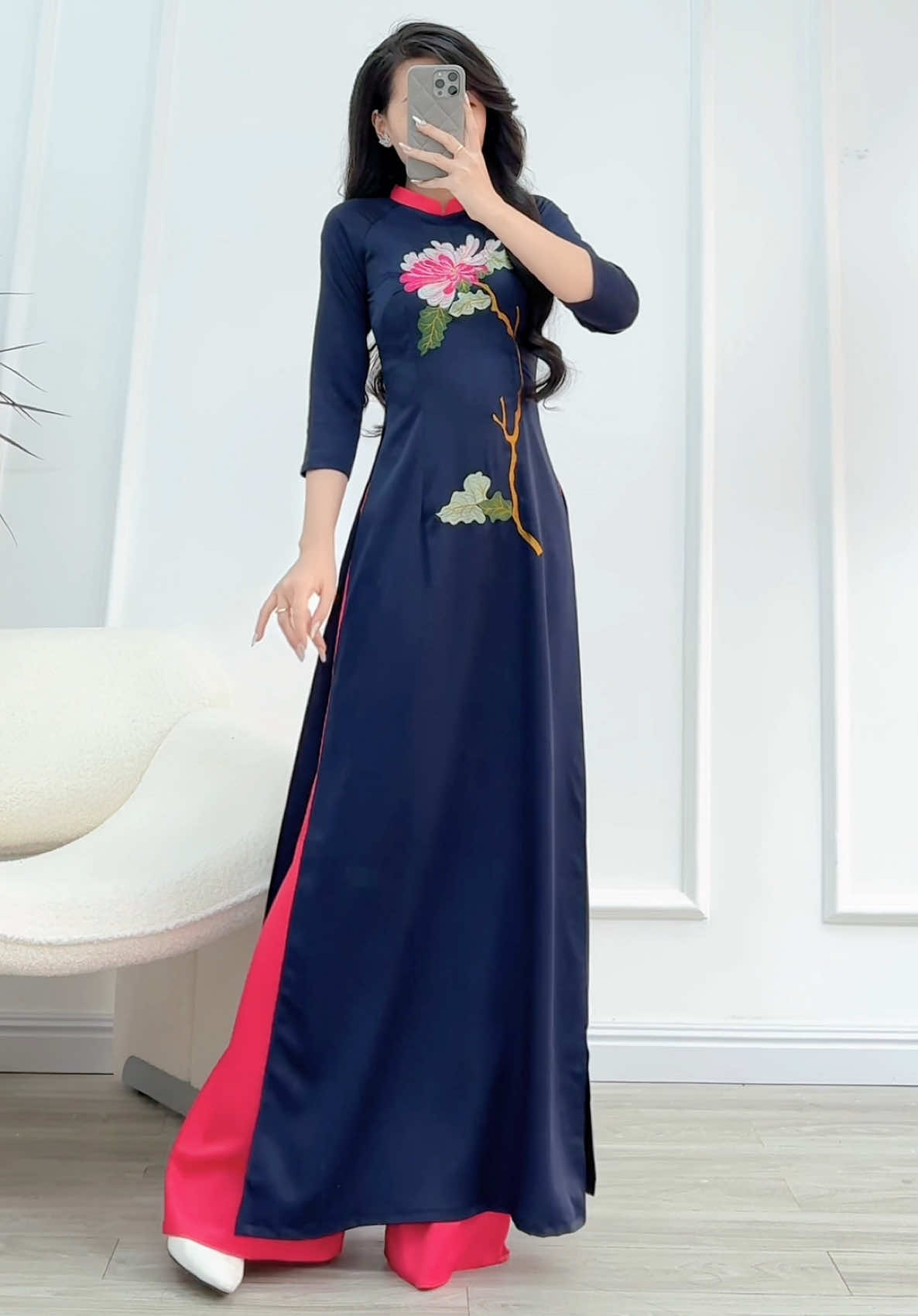 Vầng trăng treo trên núi nghiêng nghiêng…. Nghiêng nước nghiêng thành là có thật ạ 😄 #aodaitheu #aodaigiaovien #giaovien #aodai4ta #aodaithietke #aodaitruyenthong #aodaiquynhnguyen #20thang10 #20thang11 #8thang3 #kiyeu #khaigiang #aodaidongphuc #aodaihoanhi 