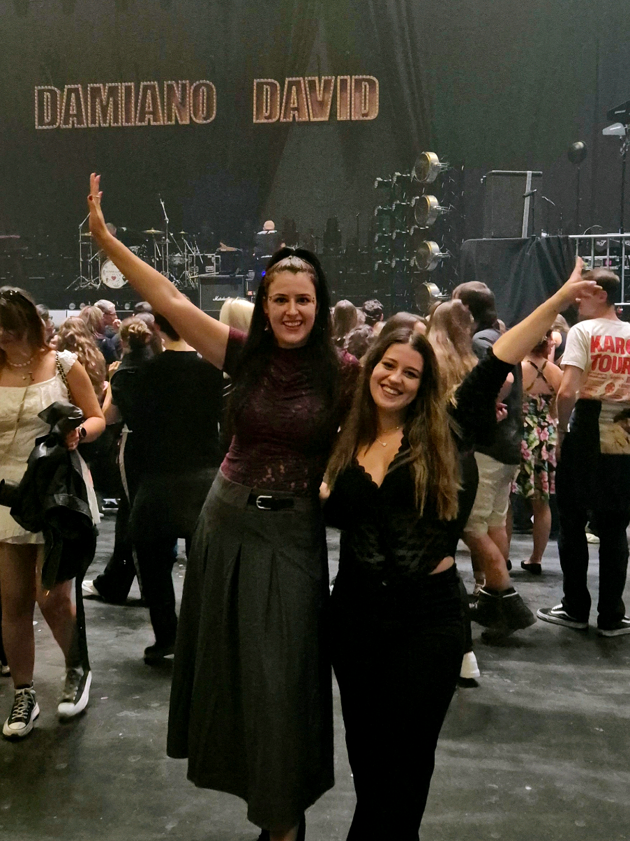 Bestie + Berlin + Damiano = perfection 🖤🎤 @Laura Alexa  @Damiano David  #damianodavidtour2025 #funnylittlefears  #berlin #fyp #concerttransition