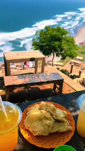 Makan Geprek with a view sea🌴🌊🪸🌤️🫧#bukitshoka #pantaigunungkidul #gunungkidul #exploregunungkidul #fyppppppppppppppppppppppp 