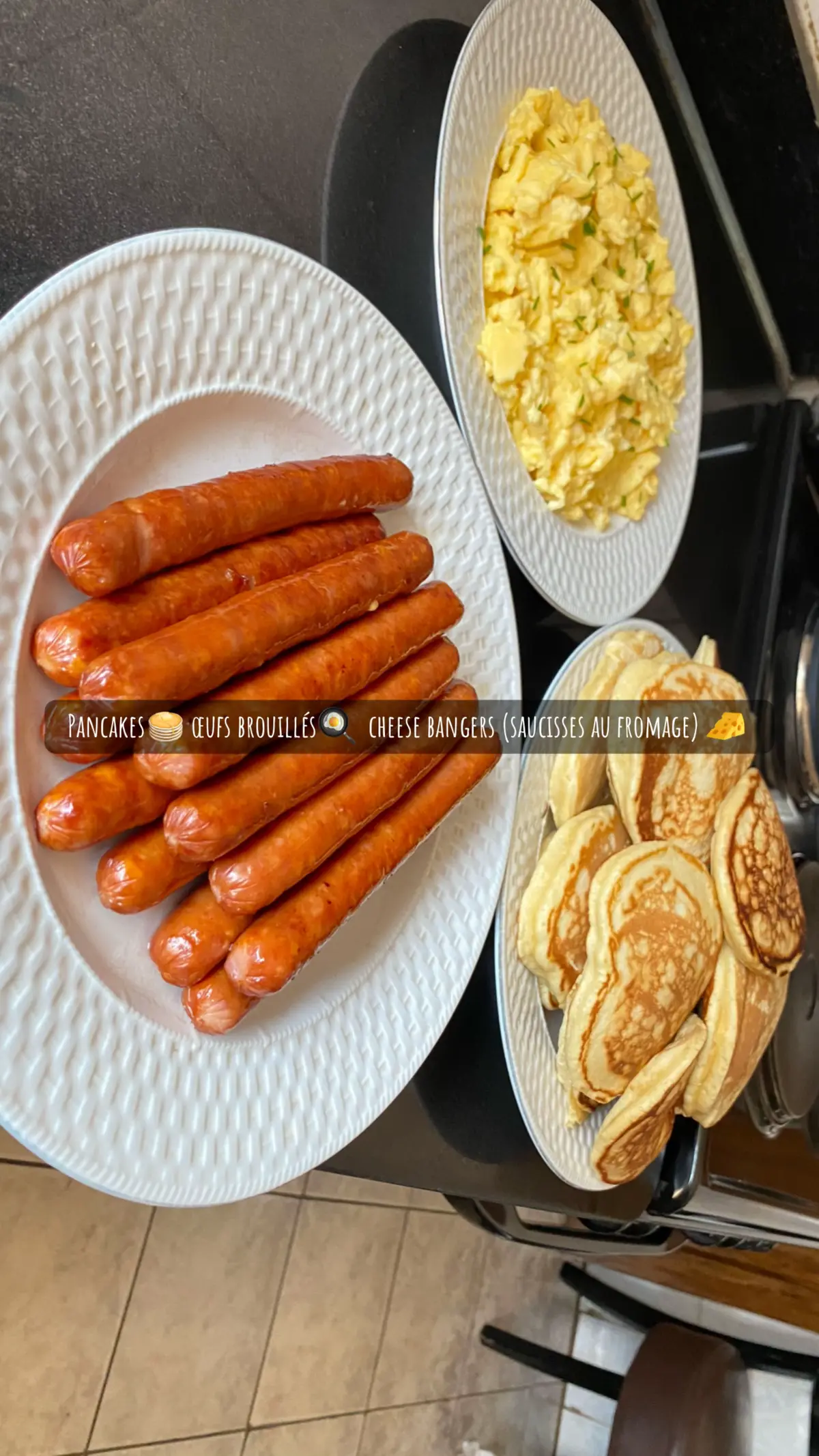 🥞 Pancakes bien moelleux + 🍳 œufs brouillés crémeux + 🧀🌭 saucisses au fromage fondantes = le brunch parfait 😍✨ Un combo simple mais qui fait toujours plaisir 🔥 #BrunchVibes #PetitDejGourmand #FoodTikTok #lubumbashitiktok🇨🇩 #congolaise🇨🇩 