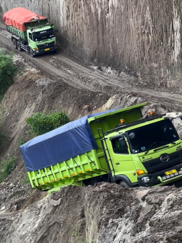 tanjakan extrim☠️☠️#tambang#hinoti#batubara#truck#fyp 