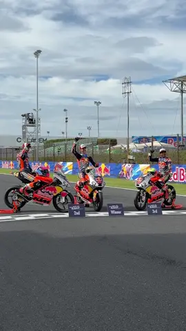 Big round of applause for our final top 3 in the championship! 👏 #RedBullRookiesCup #RoadToMotoGP #SanMarinoGP #MotoGP #Racing 