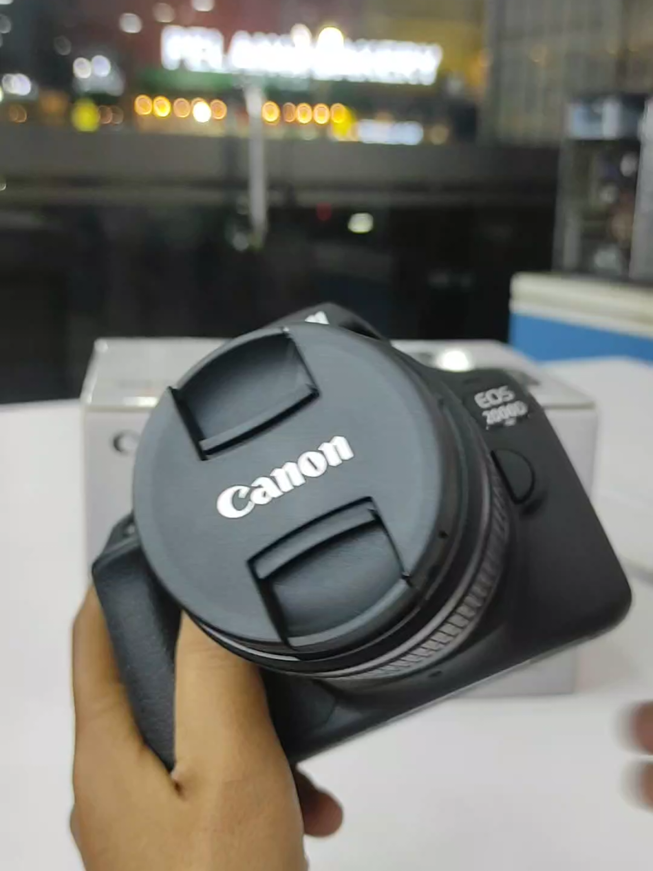 📸 Canon EOS 2000D – kamera DSLR yang pas buat kamu yang baru terjun ke dunia fotografi. ➡️ Hasil jernih 24.1 MP ➡️ Transfer instan ke HP ➡️ Cocok untuk belajar dan konten kreator pemula ✨ Ready di toko kami, langsung bisa mulai hunting foto ala profesional! #Canon2000D #DSLRMurah #FotografiPemula #CameraCanon #ContentCreatorGear 
