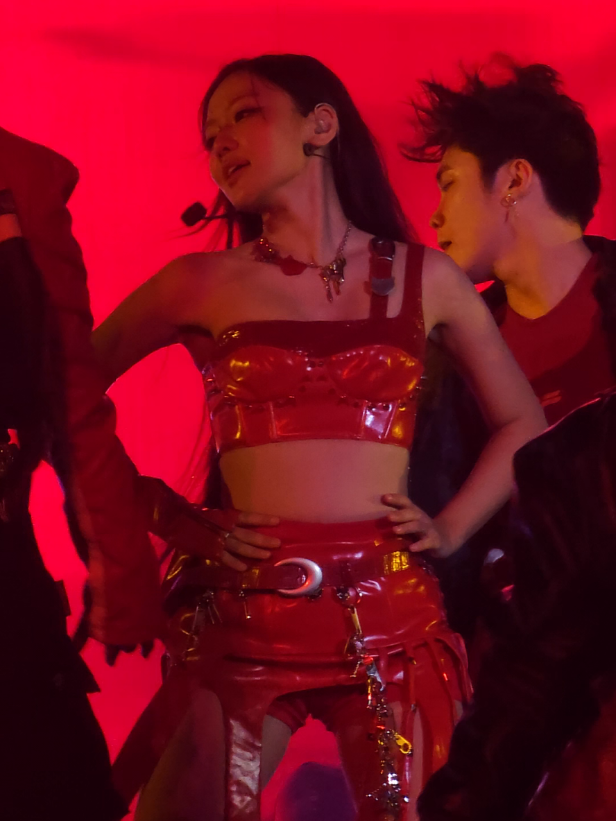 Tui cần mọi người ồn hơn về quý cô Yeolan ><  Ta nói cổ cháy thì thôi nhé luôn!!! #Yeolan #RedFlag #emxinhsayhiconcert 