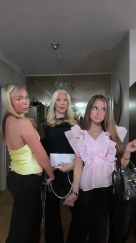 Code:PEPMELSOF gives you 15% off regular prices at @MADLADY until september 28! Left: 36 short Drew01 low straight suit pants.  middle: 38 regular Drew01 low straight suit pants. right: 32: short Drew01 low straight suit pants. You can get theese jeans in several differet lenghts🤩#trio #fry #fördig #stockholmstyle 