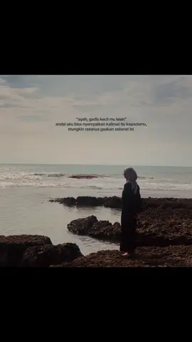 ayah, gadis kecilmu terbiasa berdiri sendiri, dunianya sepi, tak punya teman untuk berbagi rasa, hanya punya rumah yang ia harap dapat memberi kekuatan. tapi ayah, bahkan untuk mengadu dan mengeluh pun ia tidak bisa, rumah itu tidak membiarkan nya untuk bilang lelah, rumah itu tidak bertanya bagaimana keadaannya sekarang, rumah itu hanya ingin ia pulang dengan segudang pencapain 