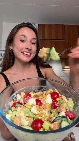 Un’insalata così buona che puoi mangiarla ogni giorno 🤤 Si mangia in un attimo e non stanca mai!🤤 Ingredienti: 	•	200 g petto di pollo 	•	sale q.b. 	•	2 cucchiaino di paprika 	•	1 cucchiaino di aglio secco 	•	2 cucchiaio di olio d’oliva 	•	12-15 pomodorini 	•	1 cetriolo 	•	insalata iceberg (quanto vuoi) 	•	100 g mozzarella mini 	•	2 cucchiai di mais dolce Per la salsa: 	•	yogurt greco 	•	1-2 cucchiaio di senape in grani 	•	2 cucchiaini di miele🐻🍯 	•	pepe nero q.b. 	•	1 cucchiaino di aglio secco 👩‍🍳 Procedimento: 	1.	Prepariamo il pollo: tagliamo a pezzetti, condiamo con sale, paprika, aglio secco e un filo d’olio. Cuociamo in padella finché non diventa dorato e succoso. 🍗✨ 	2.	Tagliamo le verdure: cetriolo, pomodorini e iceberg croccante. 🥒🍅🥬 	3.	Uniamo tutto mozzarella mini e mais dolce. 🧀🌽 	4.	Prepariamo la salsa: yogurt greco, senape in grani, miele, pepe e aglio secco → mescoliamo bene 🍯🥄 	5.	Uniamo tutto in una ciotola, versiamo la salsa e mescoliamo per bene tutti ingredienti