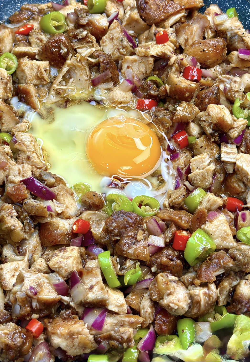 Chicken Sisig par! Basic Ingredients mga par: - 500g to 1 kilo Chicken breast - Salt - Ground pepper Sisig Sauce - Calamansi (around 10pcs, freshly squeezed) - Liver Spread (1-2 tbsp) - Liquid Seasoning (2-3 tbsp) - Onion (2-3 medium size) - Green Chili - Red Chili - Butter (2tbsp) - Egg (Optional) - Mayonnaise (Optional) #busog #chickensisig #sisig #chicken #fyp 
