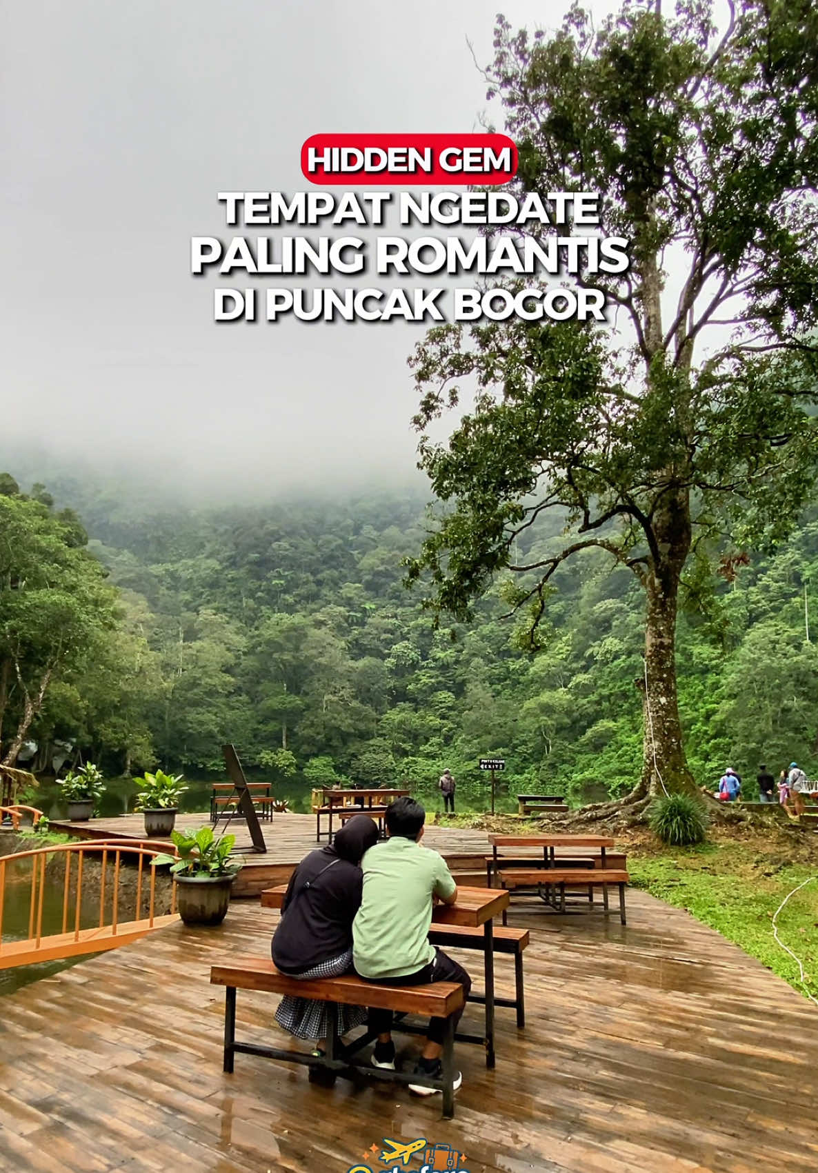 Hidden Gem Tempat ngedate Paling Romantis di Puncak😍 Bisa nikmatin pemandangan alam yg indah di kelilingi kabut jadi makin syahdu deh, bisa bikin foto-foto kita jadi romantis bgt! Ini di Telaga Saat ya lokasinya sebelum telaga Warna😍 Kalau kalian lagi cari Penginapan biar bisa explore & berwisata di puncak, saran aku cobain ke Hotel 100 ribuan ini yg punya pemandangan langsung ke arah Kebun teh! Namanya Reddoorz Syariah Sarongge Cianjur ya! Buat dapetin harga dgn promo bisa download aplikasi Reddoorz & pakai kode promo YUKNGINEP ya!🥰🫶🏻 @RedDoorz Indonesia  #REDTRAVELERS #bukasemuapintu #reddoorz #saronggevalley #hotelpuncak 