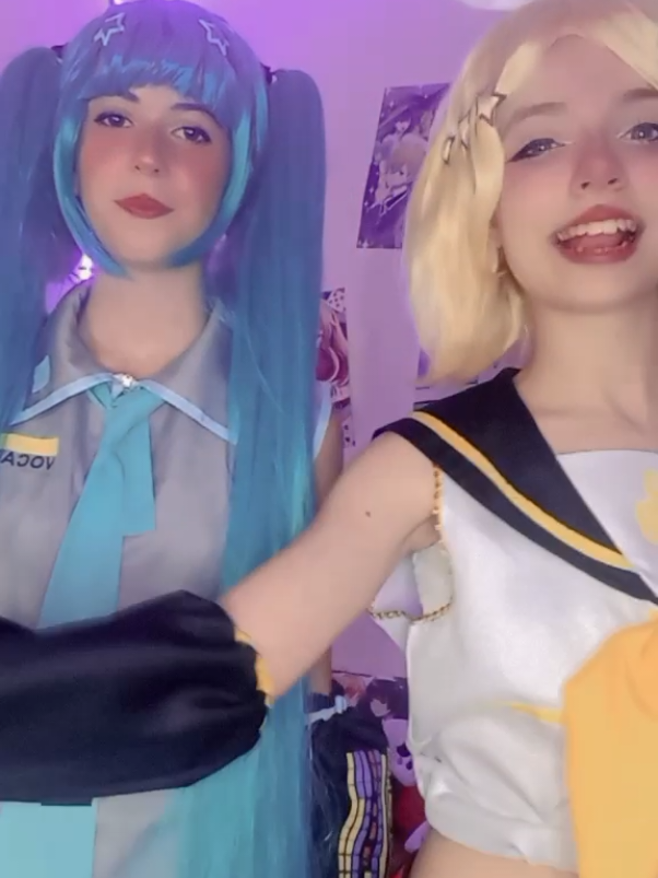 [🥬🍊] MIKU AND RIN COSPLAYS !! #miku #rin #cosplay #vocaloid #vocaloidcosplay  - Miku doesn't have tiktok :< -