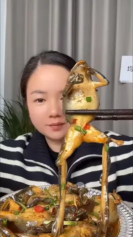 Eating frogs ASMR mukbang delicious food Chinese food Chinese girl #mukbang #mukbangasmr #asmrfood #asmrcommunity #asmreating #mukbangvideo  #viral #explorepage #exploremore #explore  #explorepage #fyp  #fypage #fypシ #trending #food #Foodie #eatingshow #delicious#frogs 