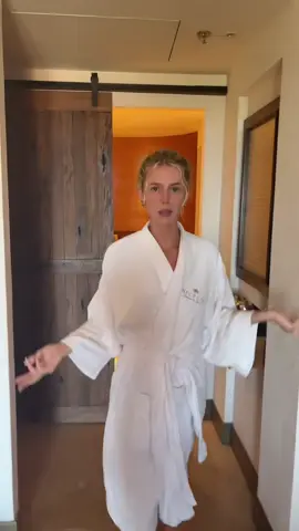 ICON ALERT! 🩷 Obsessing over @Aliceluna in ‘The Delilah Satin Halter Maxi Dress Pink’ ☁️✨ #hellomolly #bridesmaids #bridesmaidsdresses #pinkdress #weddingguestdress 