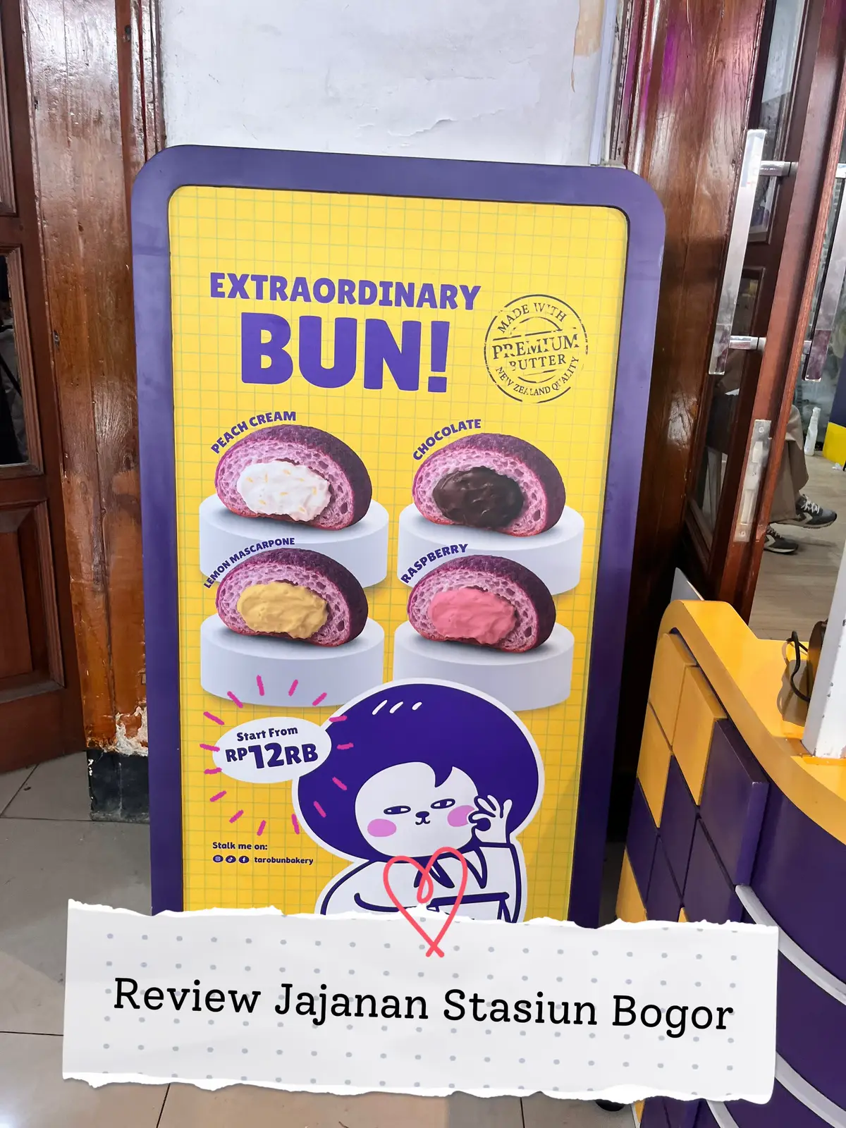 Taro bun pertama yang aku ketemu di Bogor. Isinya lumayan unik, ada lemon, raspberry sama peach cream. Alternatif oleh oleh Bogor anti mainstream karena belum ada dimana mana #kuliner #kulinertiktok #kulinerbogor #wisatabogor #oleholehbogor 