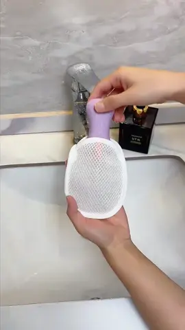 This mesh bag holds bar soap and creates a lather. Using it to work up foam for your bath is super comfortable, as the lather is rich and dense. If you like bathing with bar soap, it’s a good idea to have two on hand. #SoapLatherMesh #SoapDish #SoapFoamingMesh #SoapDishDrainer #BathScrubber