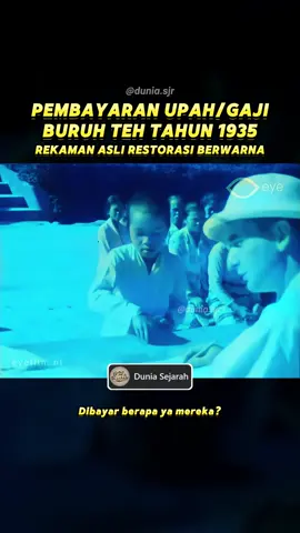 Pembayaran upah buruh perkebunan tebu di wilayah Pematang Siantar, Sumatera, tahun 1935 memperlihatkan kondisi kerja yang berat, bahkan melibatkan anak-anak sebagai pekerja. Mereka berdiri bersama buruh dewasa untuk menerima upah tunai dari pihak administratur perkebunan. Pemandangan ini menjadi gambaran nyata kehidupan pada masa kolonial, ketika seluruh anggota keluarga, termasuk anak-anak, ikut bekerja di perkebunan demi membantu mencukupi kebutuhan sehari-hari. #SejarahIndonesia #PematangSiantar #PerkebunanTebu #TempoDulu #Buruh #upahburuhnaik #PekerjaAnak #Kolonial #FaktaSejarah