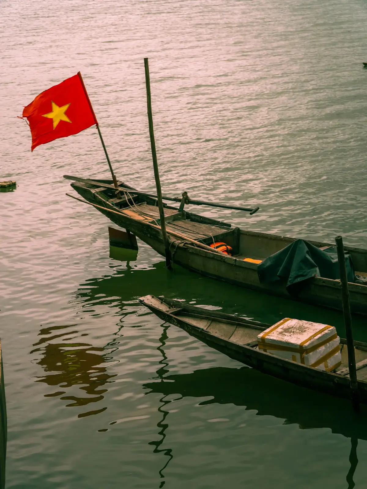 Sau khi coi phim Mưa Đỏ, mình mới nhớ lại rằng mới đầu năm nay, mình có ra thăm Quảng Trị và trùng hợp thay, bức ảnh này mình chụp lại ngay ở bờ sông Thạch Hãn, phía sau Thành cổ Quảng Trị.
