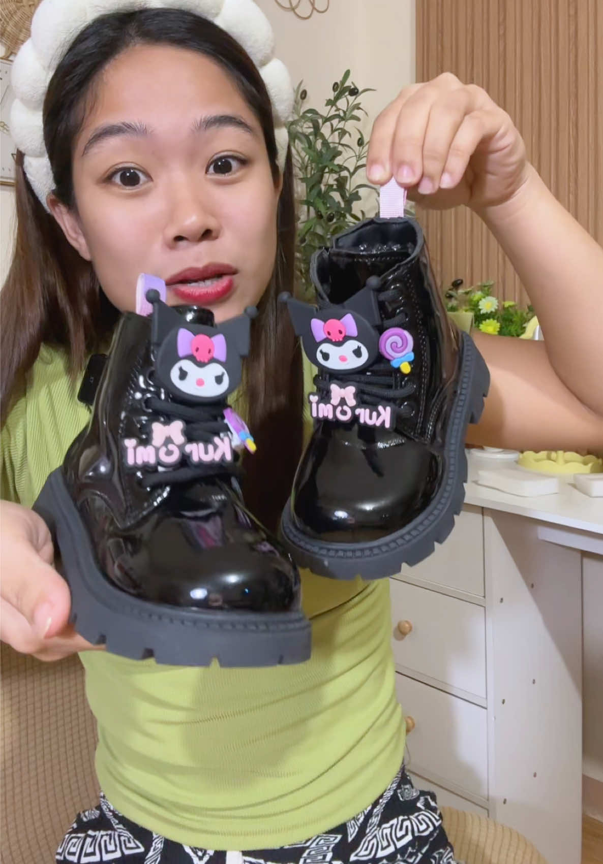 Kuromi Leather Boots for Kids! Para sa mga kuromi lover ang mga anak jan. #kuromiboots #bootsforkids #kuromishoes #girlsboots #kidsfashion 