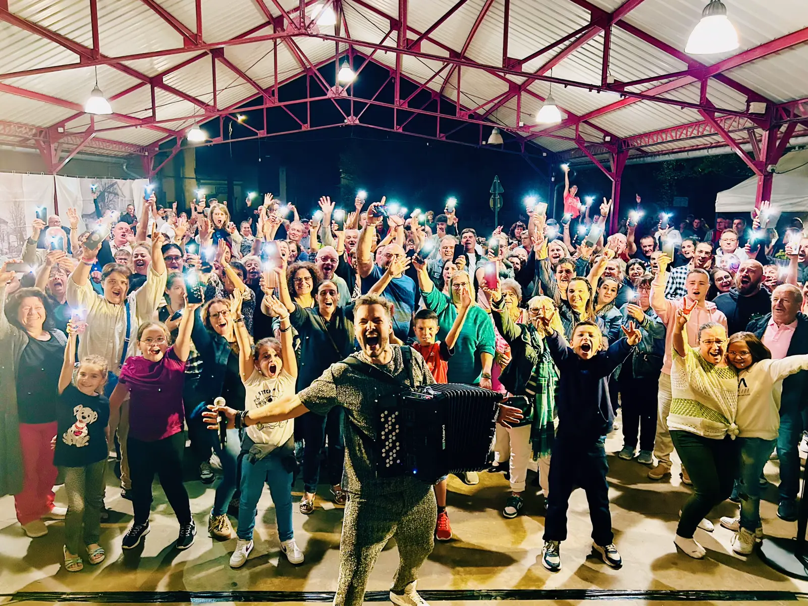 FRONTENAC  🤩 Merci pour cette Folie ❤️ . #music #show #artist #performer #mikaelvigneau 