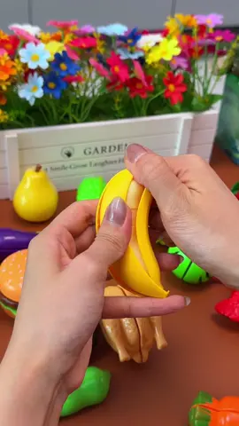 Peel, slice, serve—bananas peel 🍌, oranges “unzip” 🍊, veggies split neatly 🥕. Mix & match a rainbow plate for mini chef play 👩‍🍳🌈 #FruitVeggieSet #PeelAndSlice #PretendCooking #MiniChef #FineMotorSkills 