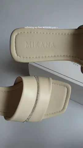 Unboxing my first MIKANA pair! ✨🤍 @mikanajp  #mikanasandals #mikana #flatsandals #sandals #mikanashoes 