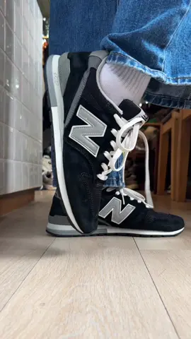 New Balance 996 size 42.5 , 9us , ยาว 27 cm #shoesshine42 คู่นี้สภาพสวยสมบูรณ์ สีดำคลาสสิคเท่ๆ แต่งตัวแมชต์ง่าย  Upper ภายนอกหนังสะอาดดูดี ตาข่ายไม่มีขาด ร่องรอยใช้งานทั่วไป ซอฟเดิม นวมเดิม พื้นเต็มๆ ใช้งานได้ยาวๆ ทำความสะอาดแล้วพร้อมใช้งาน  ✅รับประกันของแท้✅ ราคา 1,150 บาท (จัดส่ง 60 บาท) ติดตามที่เพจ SHOES SHINE ig: shoes.shine.shop #รองเท้ามือสองของแท้สภาพดี #รองเท้ามือสอง #รองเท้าคัดเกรด #รองเท้าแฟชัน                      