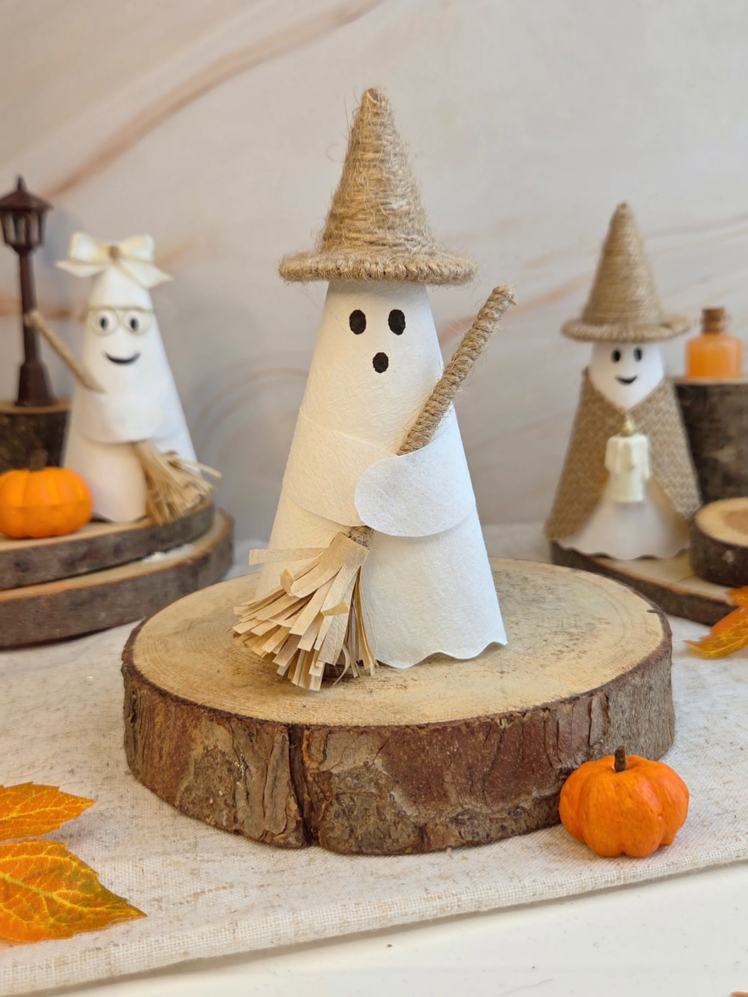 DIY leuchtende Gespenster basteln🍂☺️ Einfache und schnelle Herbstdekoration aus Kaffeefilter selber machen.👻 Die Geister leuchten in der Dämmerung in einem strahlenden Licht und zaubern in der Halloweenzeit eine magische Atmosphäre.☺️ #herbst #basteln #diyherbstdeko #DIY #gespenster #halloweenbasteln #dekoideen #halloweencrafts