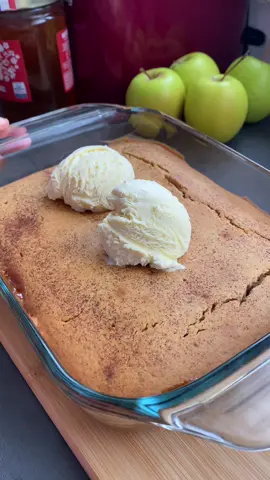 Cordonnier aux pommes 🍏🍏🍏😋 Ingrédients: Pommes caramélisées: 6 pommes  60g de sucre brun Cac cannelle 50g de beurre  -Mijoter le tout jusqu’à ce que les pommes deviennent tendres, j'ai ajouté du caramel au beurre salé mais c'est facultatif. Génoise: 120g farine Cac levure chimique  Cac bicarbonate alimentaire  Cac cannelle  30g de sucre  50g beurre fondu 150ml de lait  Enfourner 35 à 40mins à 175 degrés  #recette #recetterapide #recettesimple #Applecobbler #gateauxpommes 