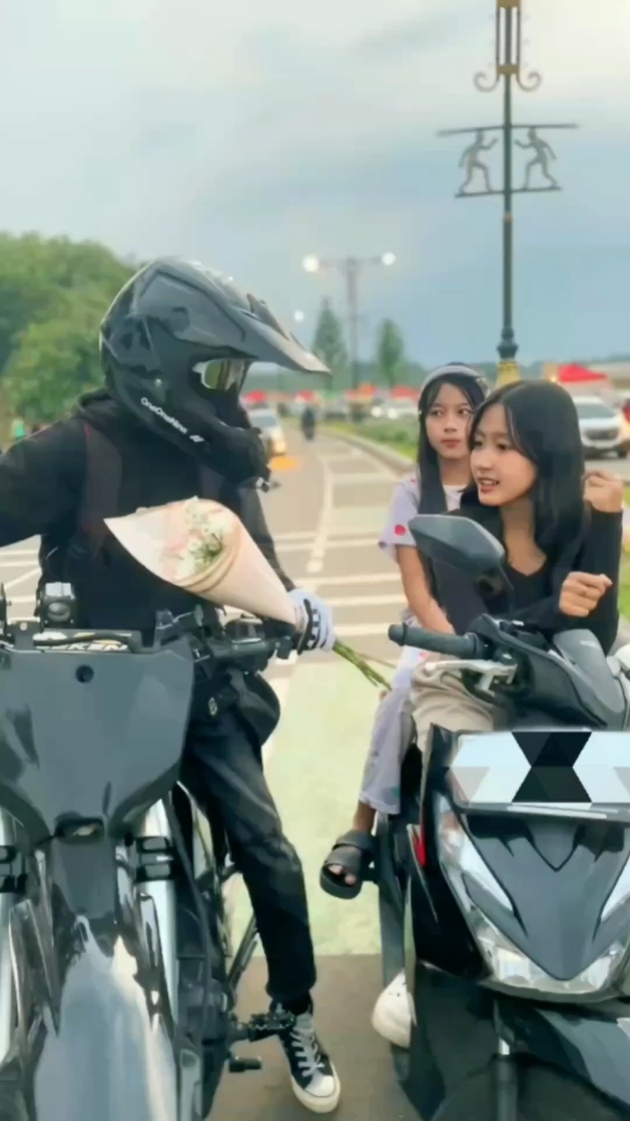 Sakit rasanya bawa bunga ditolak 😢🥀 #virall #gombalincewe #prank #fypシ #bucin_story #duosejoli #prankcewe #bemskuy #pendelz #gombalan #slowmo #cewesalting #cewecantik #rame #beranda #mutualaninstagram #kenalan #dedegemes #anaksekolah #prayoga_28_ #cilskuy #nahar 