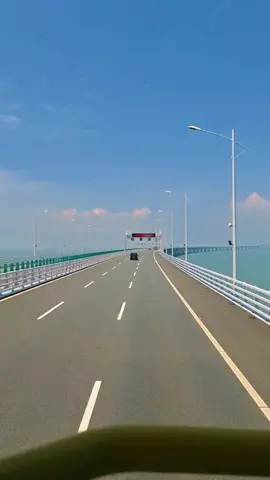 Jangan bosen ya jembatan panjangnya masih lanjut lagi 😃 vidio silahkan di ambil ya buat konten tidak usah ijin 😊 #hzmb  #jembatanterpanjangdihongkong  #hongkong #macau #fyp 