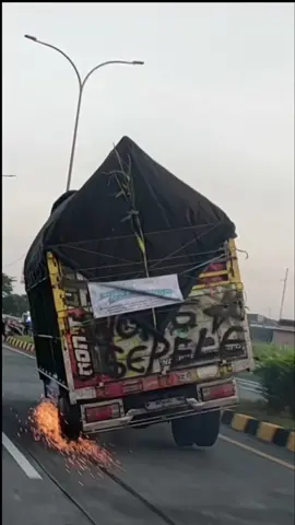 jangan perna melakukan adegan berbahaya,.jika belum bisa mengatasinya#🤪 #truk_oleng #trukmaniaindonesia #cctv_truck_indonesia @mazzdappzz 