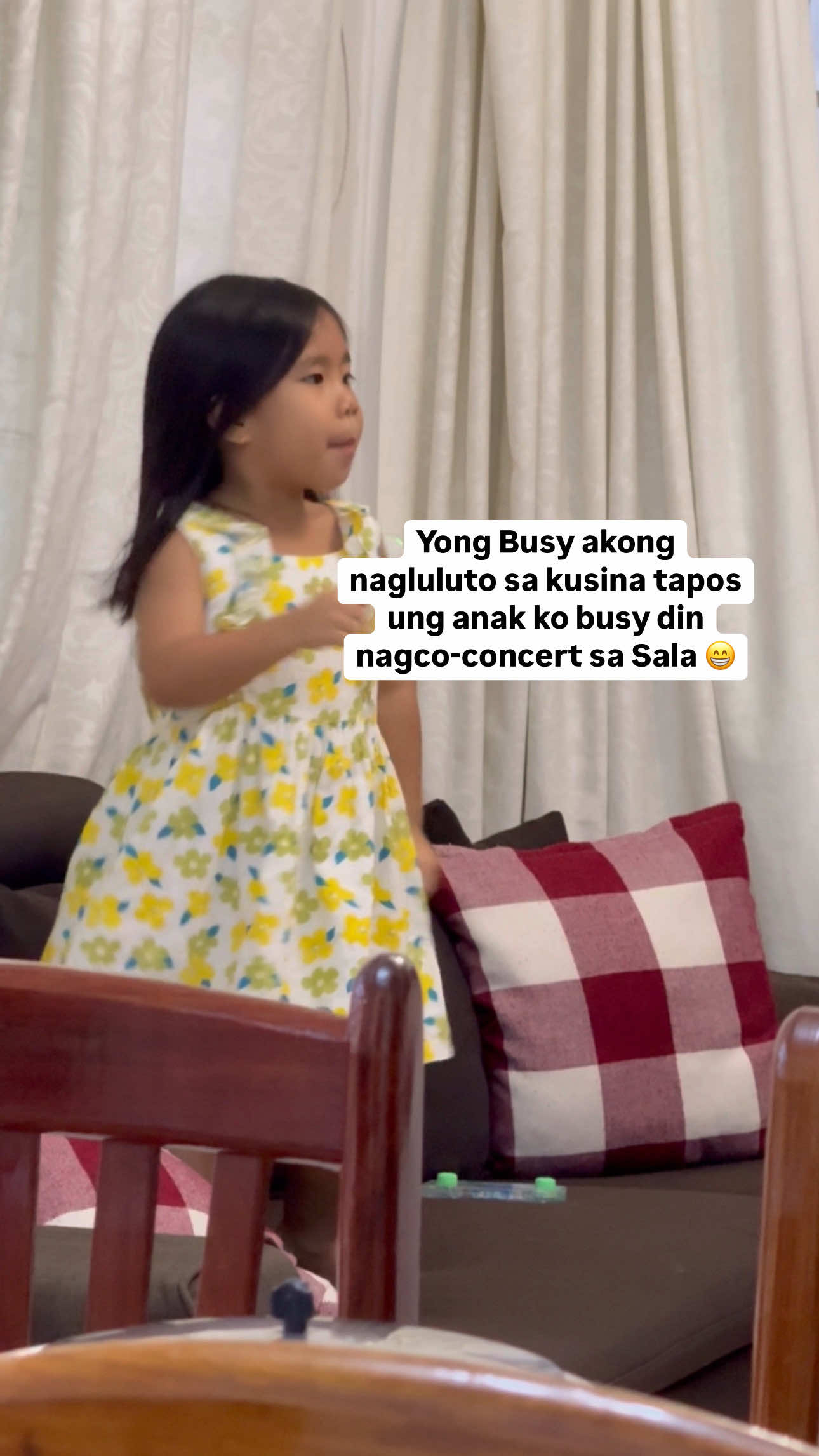 Yong busy akong nagluluto sa kusina tapos ang anak ko busy din nagco-concert sa sala 😁😊. Acapella pa yan huh 😁 #madamliitvlog #MadamLiit #sodapop #singing 